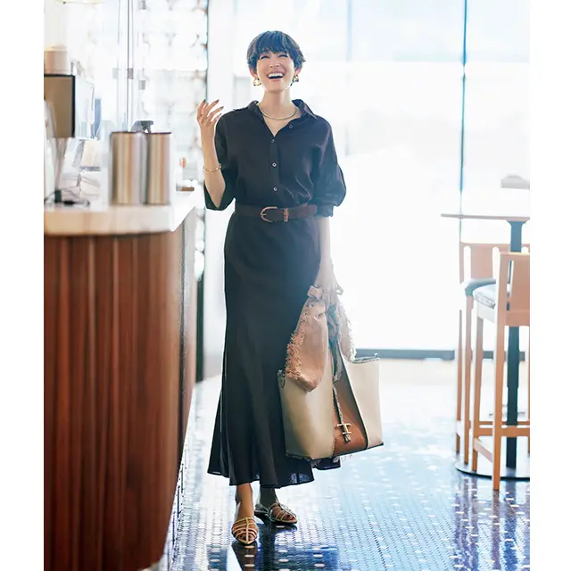 シャツの襟をちょっとルーズにしてこなれ感をアップ