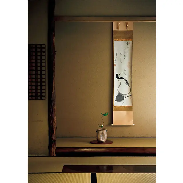 椿一輪とひと枝で清楚な美しさを 放つ床の間の花。