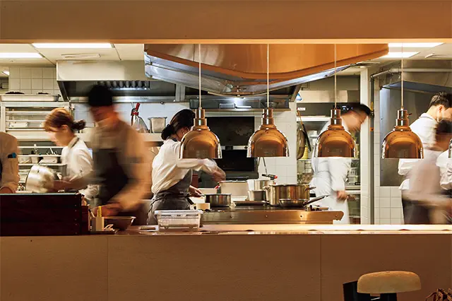 どの席からも見えるオープンキッチン。シェフ含め総勢17名のチーム“ソルバム”の活気が伝わってくる