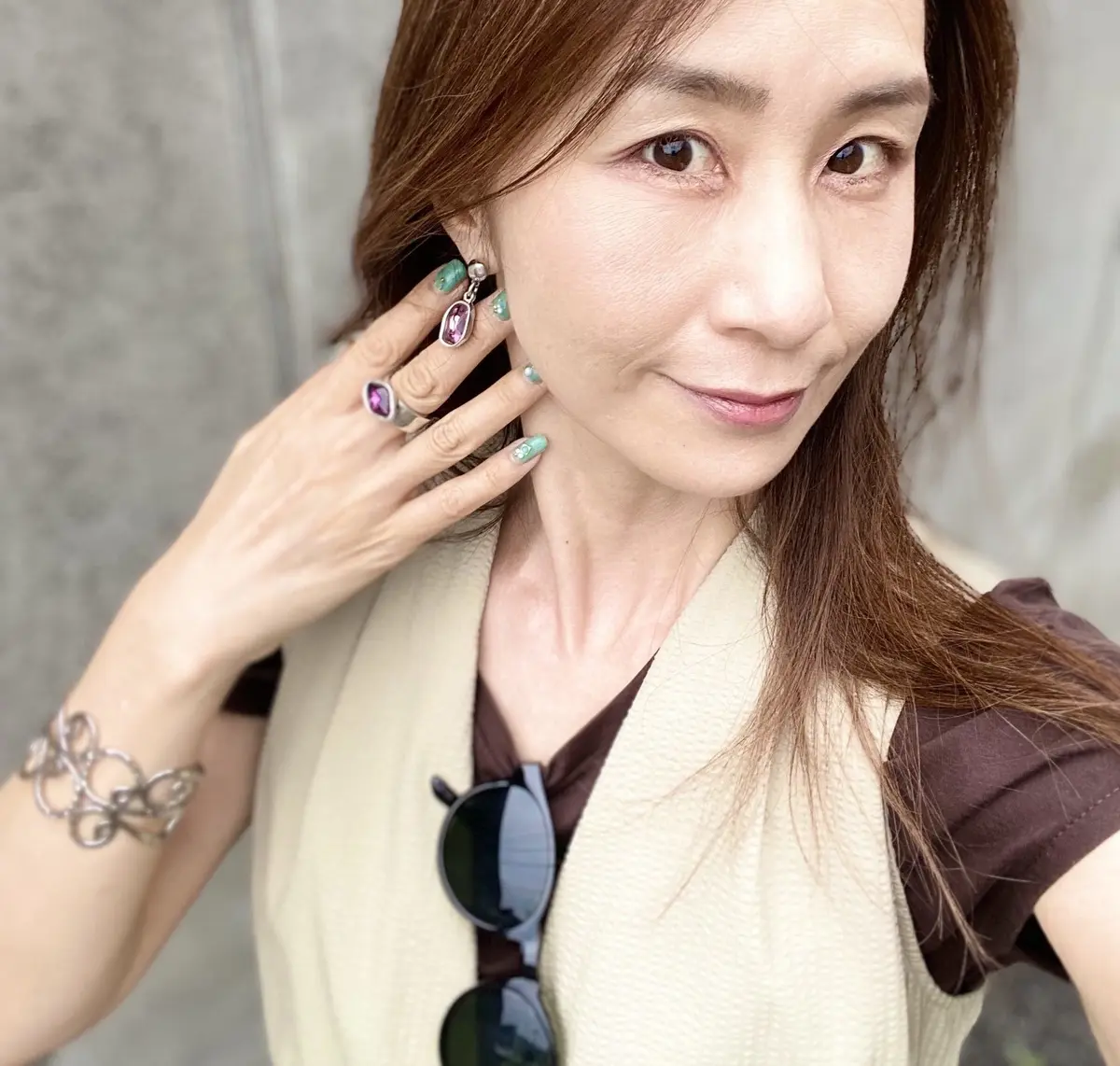 アクセサリーはピンクとシルバー