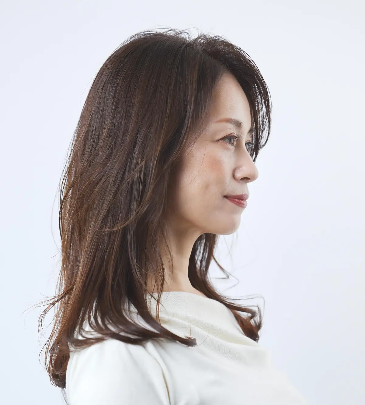 Webエクラ 横から見たセミロングヘアスタイル