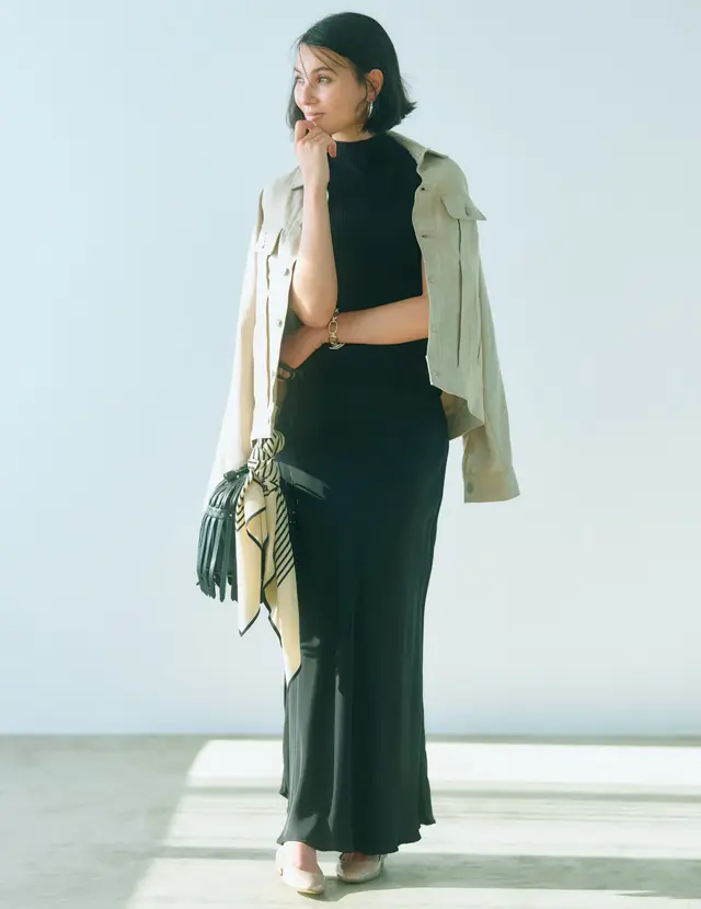 ハイネックニットとナロースカートで黒で統一したコーデのRINA