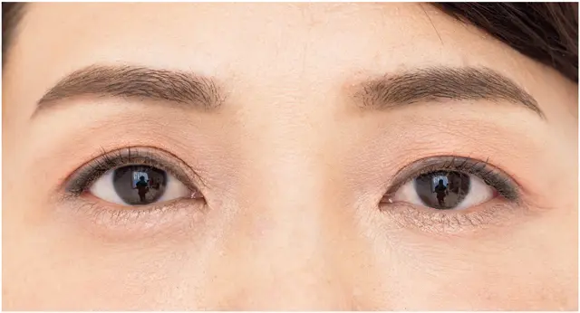 くっきりアイラインと、目じりの“影シャドウ”で重さを解消