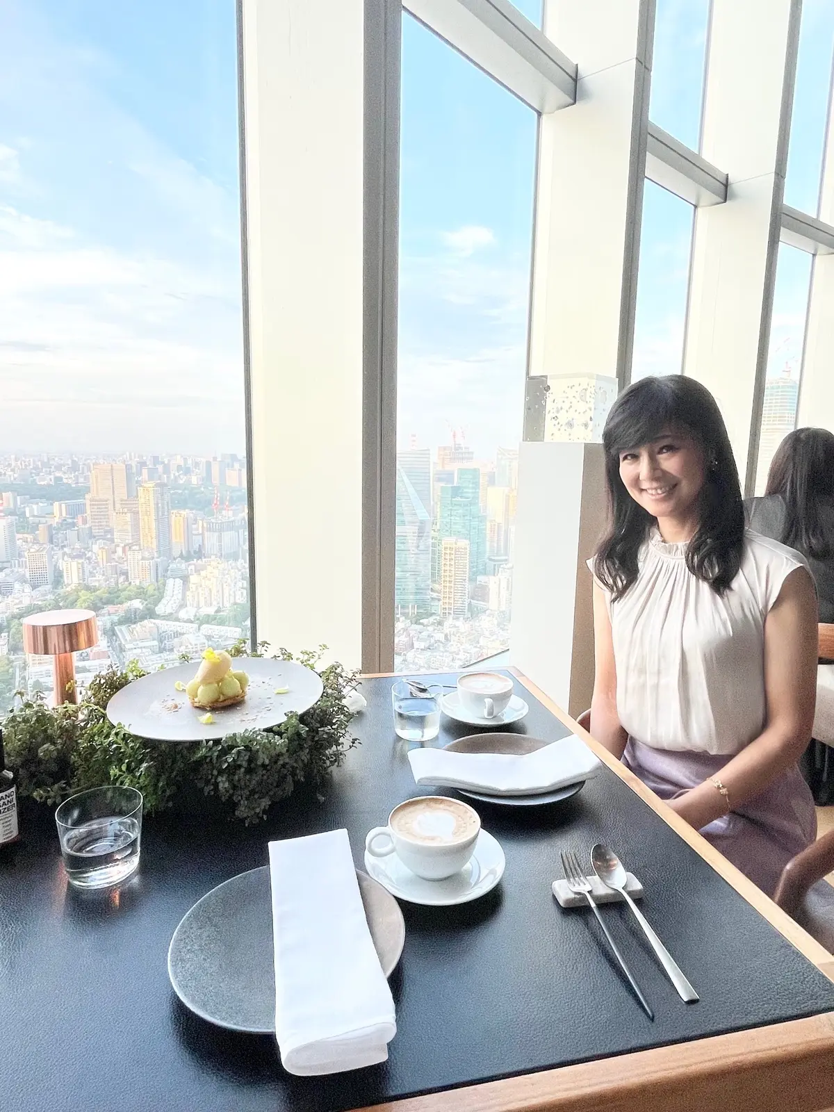 THE SUN & THE MOON。ザ サン & ザ ムーン。THE MOON。レストラン。カフェ。カフェラテ。テータイム。スイーツ。アイス。日本酒。日本酒アイス。獺祭。メロン。ピスタチオ。クリーム。パイ。景色の綺麗なレストラン。