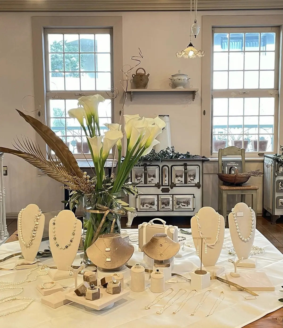 インテリアとパールジュエリーが見事にマッチしています！