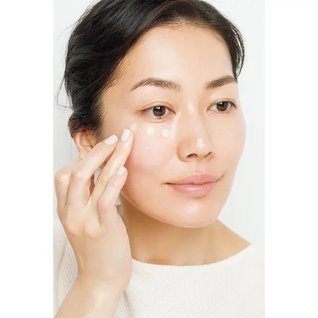 少量を指にとり 目の下から塗りはじめる