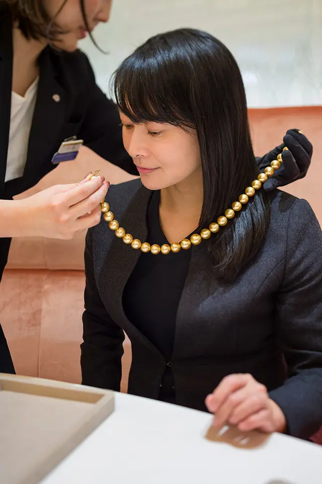 大粒のゴールドパールが連なる豪華なネックレスを試着体験