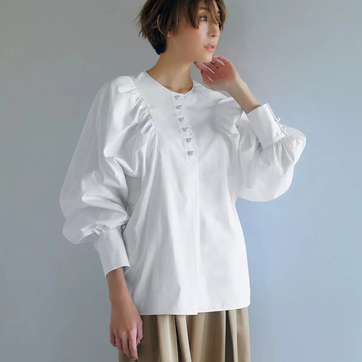 BEIGE， パールボタンブラウス