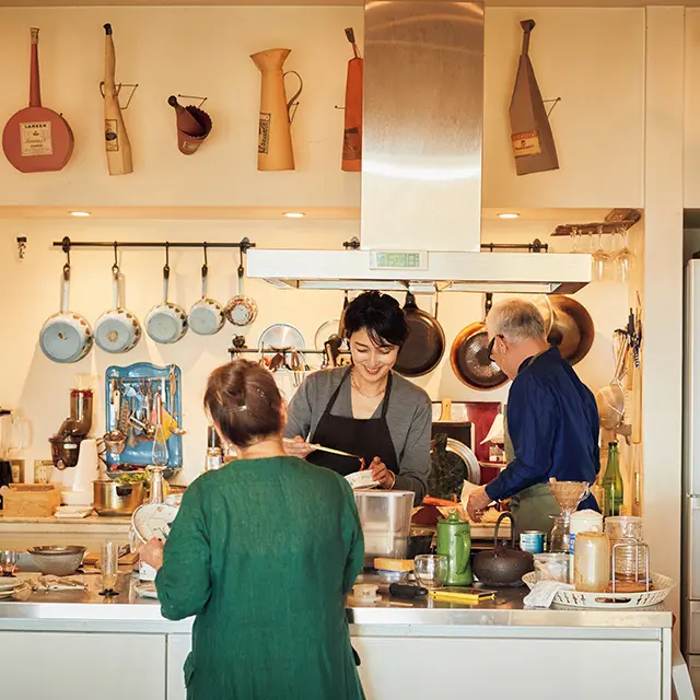 おしゃべりをしながら手ぎわよく3人で料理。