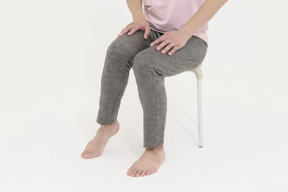 OurAge×Webエクラ　２）右膝を少し内側に入れ、小指は浮く状態にします。この状態でかかとの上げ下げ、足踏みを行います。このとき、ふくらはぎの外側の筋肉に力を入れ、かかとは上げきることを意識して！左右各10秒×２セット行います。-2