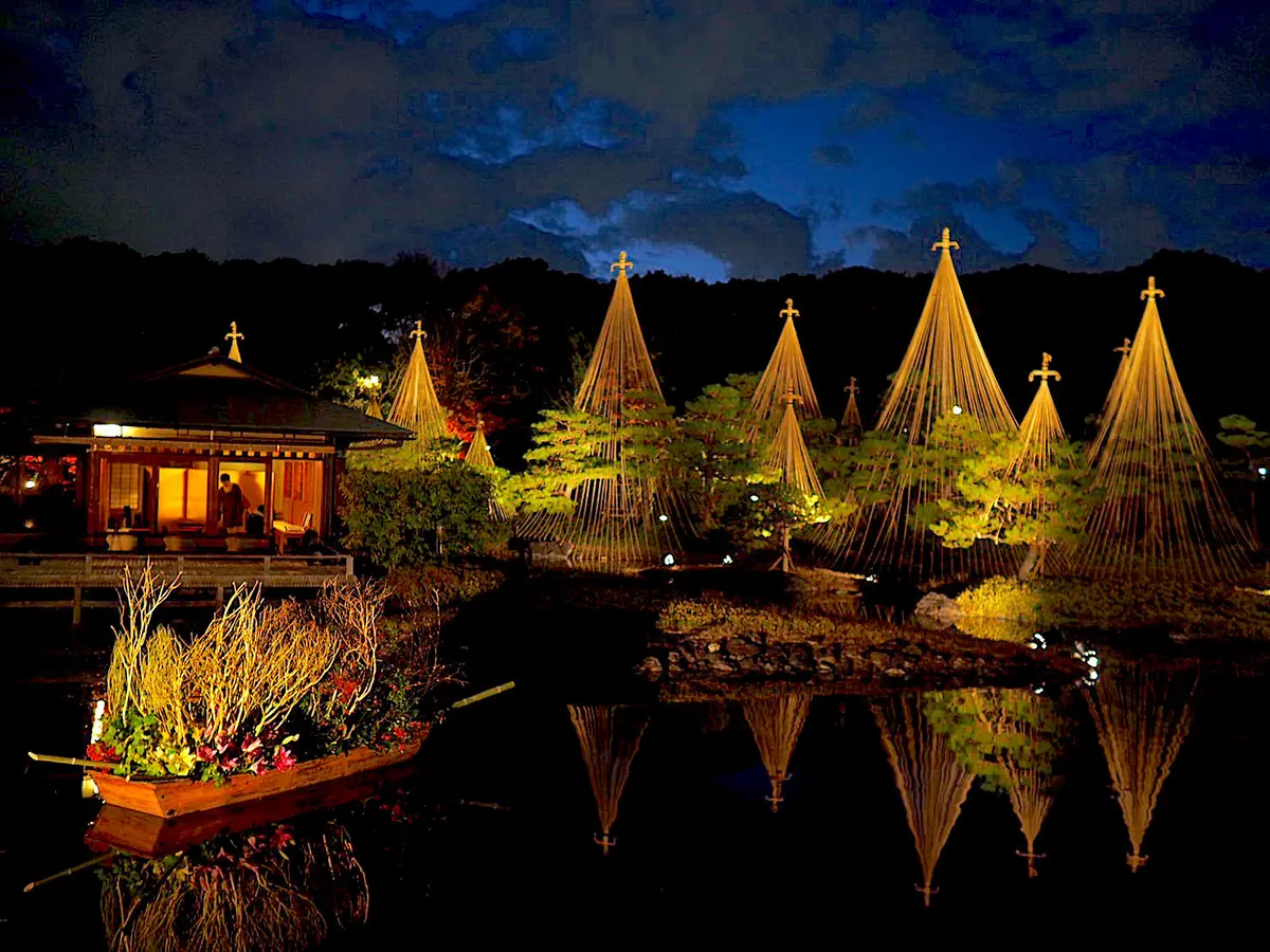 白鳥庭園の松の雪吊りが冬の風情。