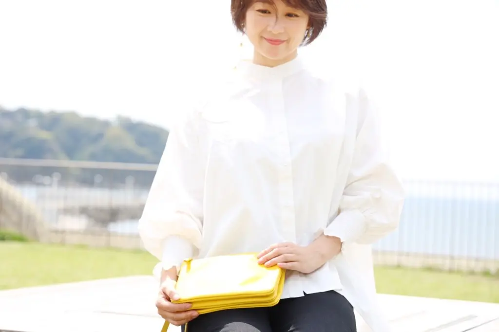 今年らしさ満点！バンドカラーの白シャツはの画像_2