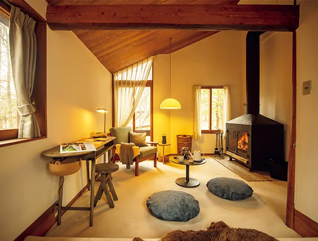 室内に はデザイナーの家具が。ワー ケーションでの利用も多い