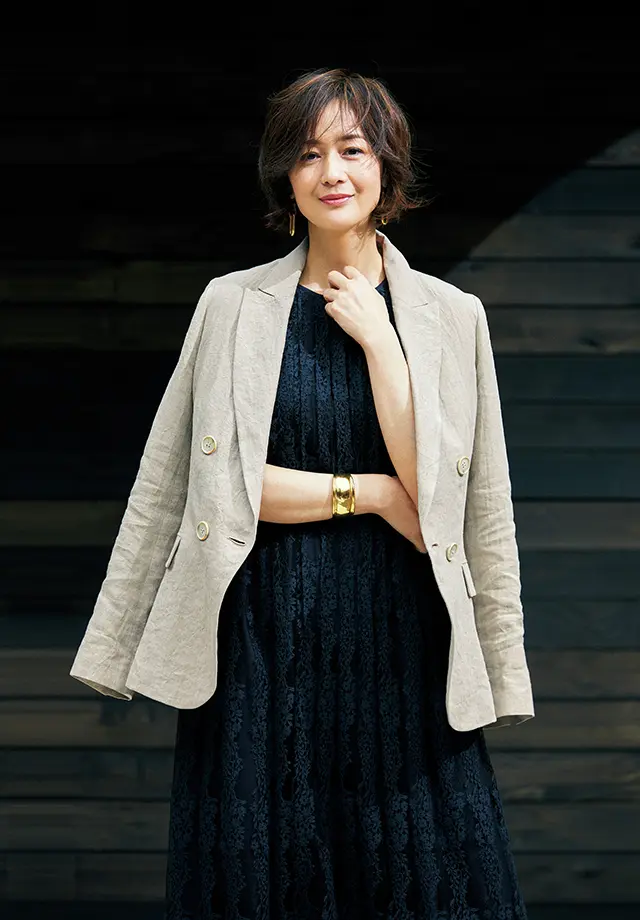 ワンピースに肩がけで着こなしが洗練される麻のジャケット