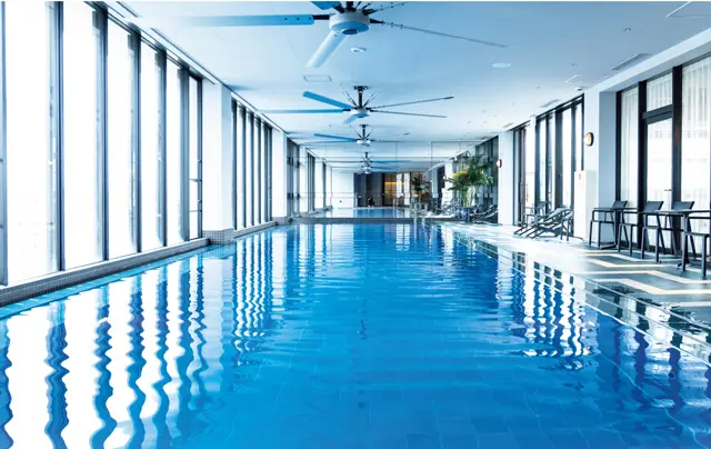 窓から光が射し込む昼も、ブルーにライトアップされる夜も楽しみたい25mの屋内プール。