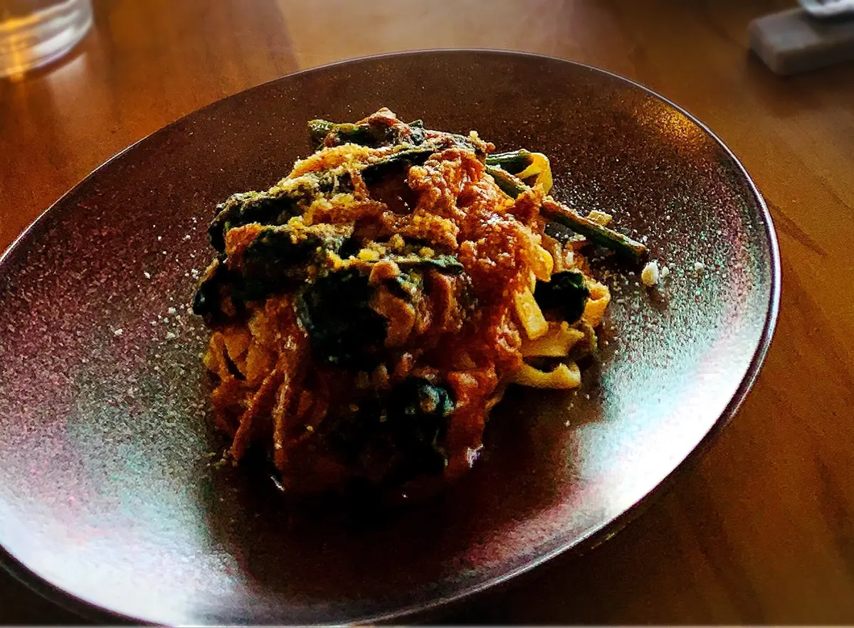 太麵のトマトパスタとてもボリューミー