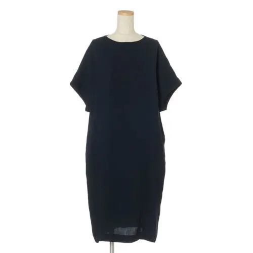 モダンで上品なベージュ以外に改まった席にも使えるネイビーも。