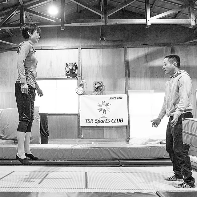 初心者はトランポリンの弾力を利用して弾むレッスンからスタート