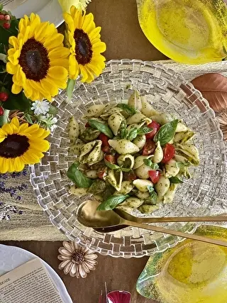 大皿でショートパスタをどーんとテーブルに！