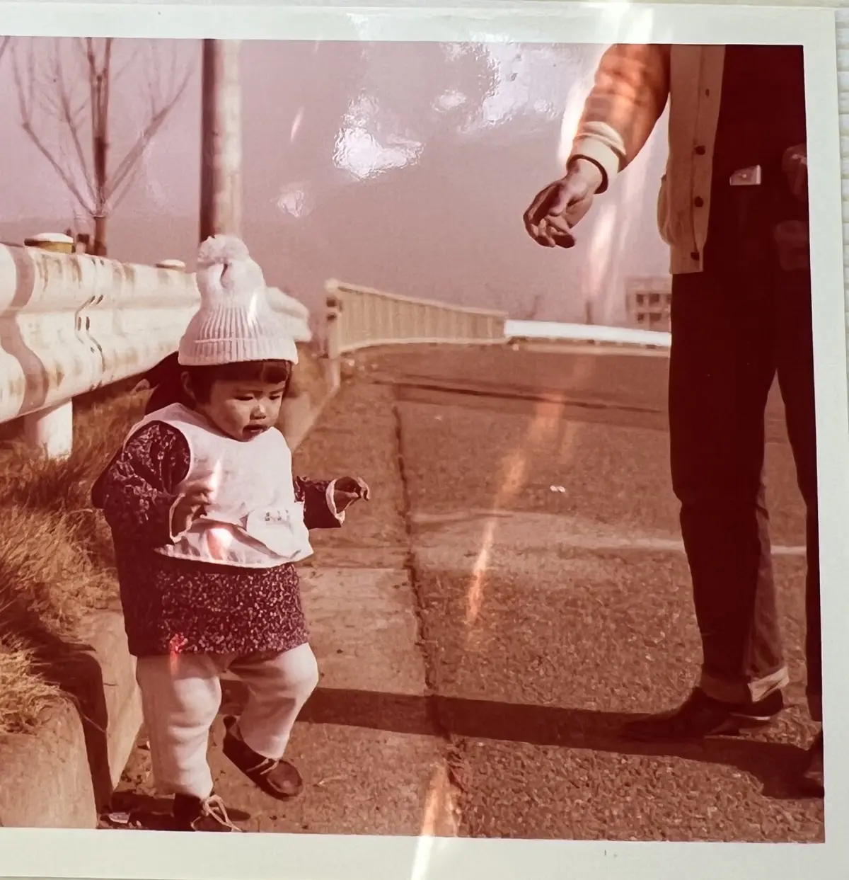 ポンポン付きニット帽と古いアルバム。の画像_3