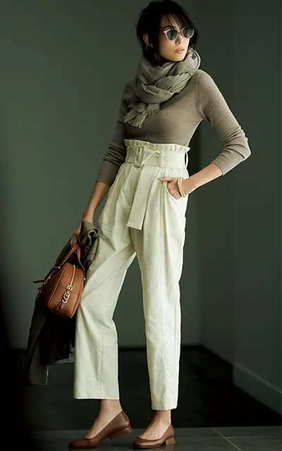 ミュラー オブ ヨシオクボの、ハイウエストのベルテッドパンツ