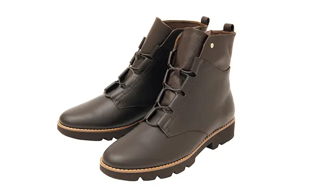 ●靴「ペダラ ソフトラギッド」￥36,300／アシックスジャパン（ペダラ）