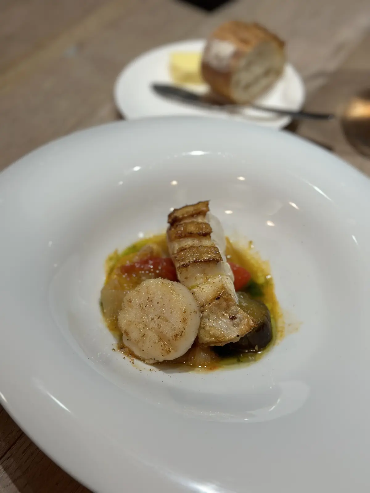 グラスたっぷりなシャンパンと陽気なオーナの画像_5