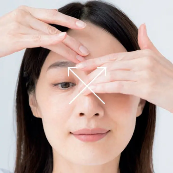 鼻すじを クロスしながら流す