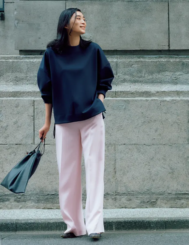 張りのあるネイビーできれい色パンツを知的に