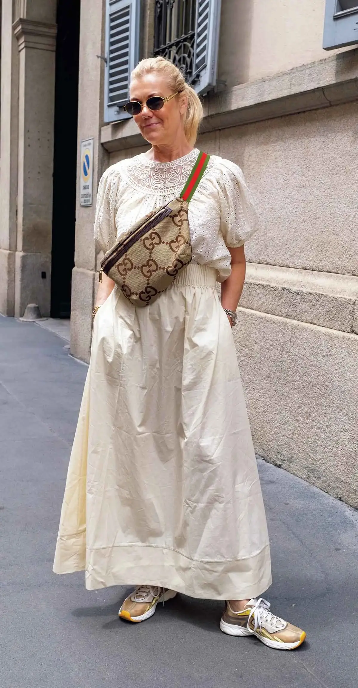 気負わずまとうオールホワイトが素敵！女性らしさを引き立てるスカートコーデ3選【パリ・ミラノのおしゃれSNAP】