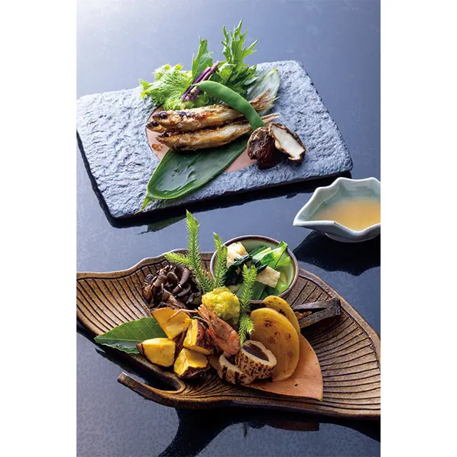 『草喰なか ひがし』で修業した若主人が加 わり、変化に富んだ料理で魅了。 