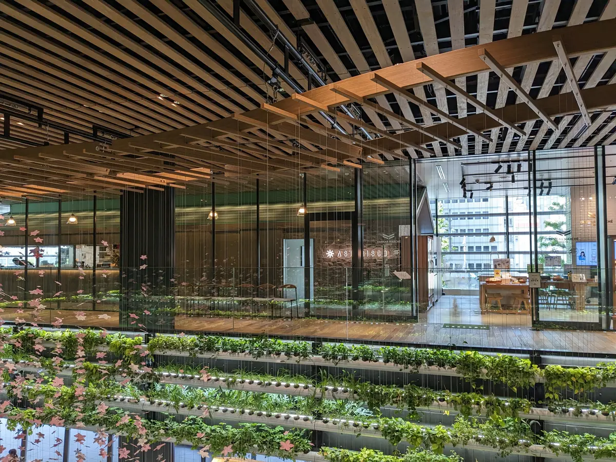 ガラス張りの広々とした入り口からレストランへ