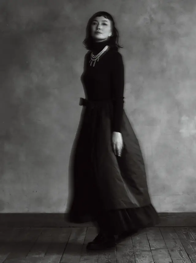 シルバージュエリーを身に付ける板谷由夏