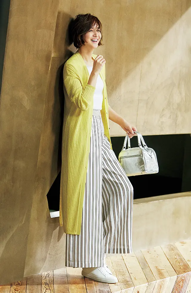 ロングカーディガンとストライプのパンツがすっきり着映えを実現