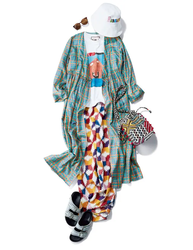 色柄ミックススタイルでホテル近くを散策