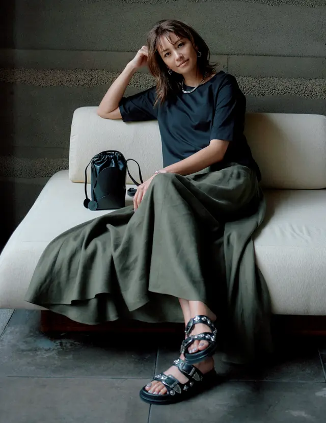 エイトンのカーキのロングスカートと黒シャツをコーデさせたRINA