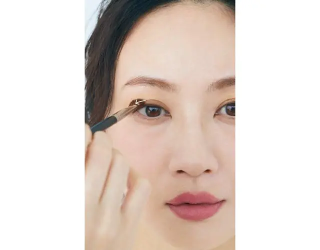 2.目を開けて、目じりのみ二重の線をなぞる