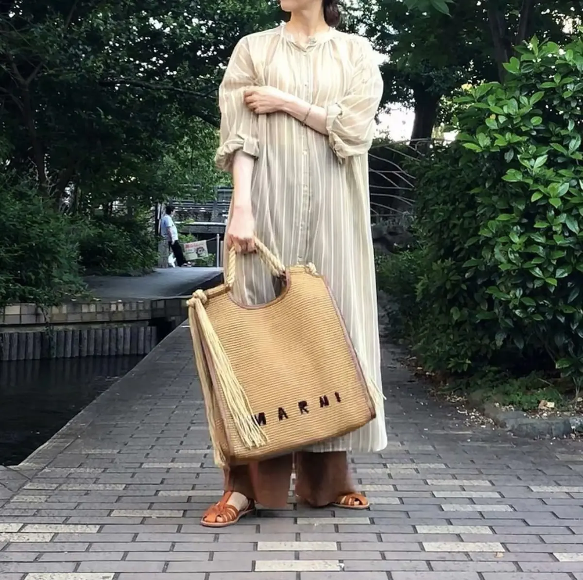 リネンの渋色パンツで、コーデあれこれ。の画像_5