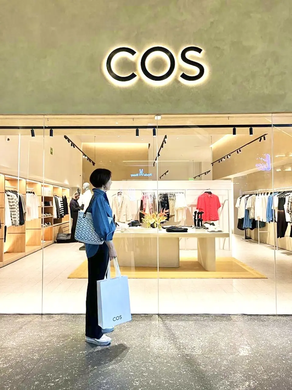 COS CDMX お店前で