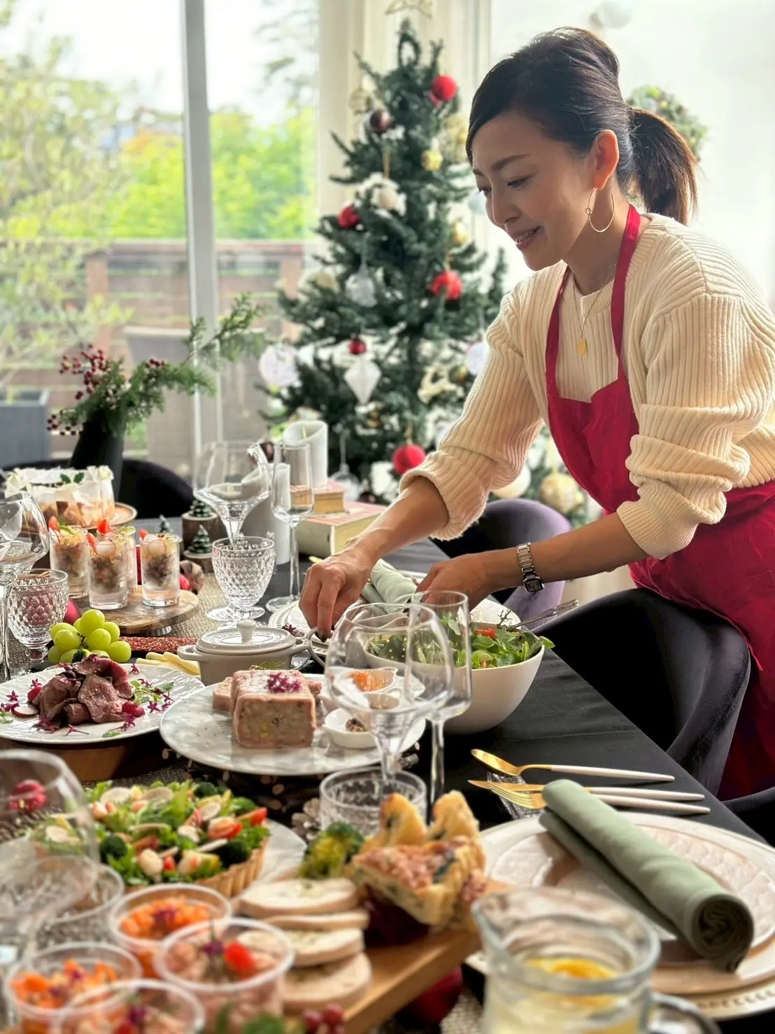 クリスマスの定番コーデでホームパーティーの画像_13