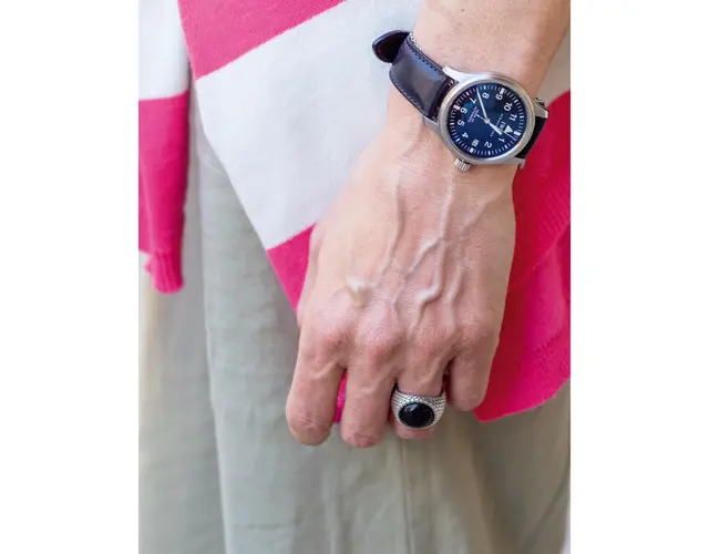 ヴァネッサ（テレビ関係・ミラノ）甘い服を引き締めるゴツめリング。IWCの時計でマスキュリンに