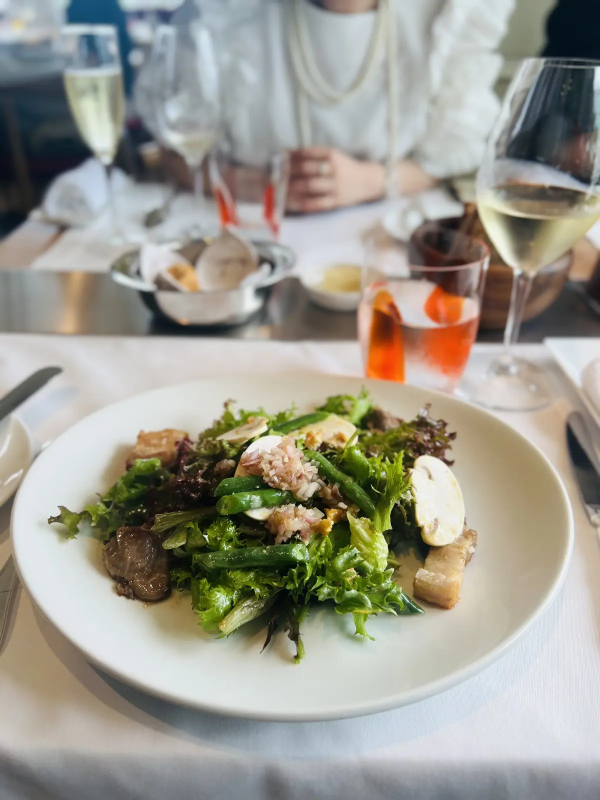 「サラダ・ブノワ」ベーコン、鶏砂肝のコンフィ