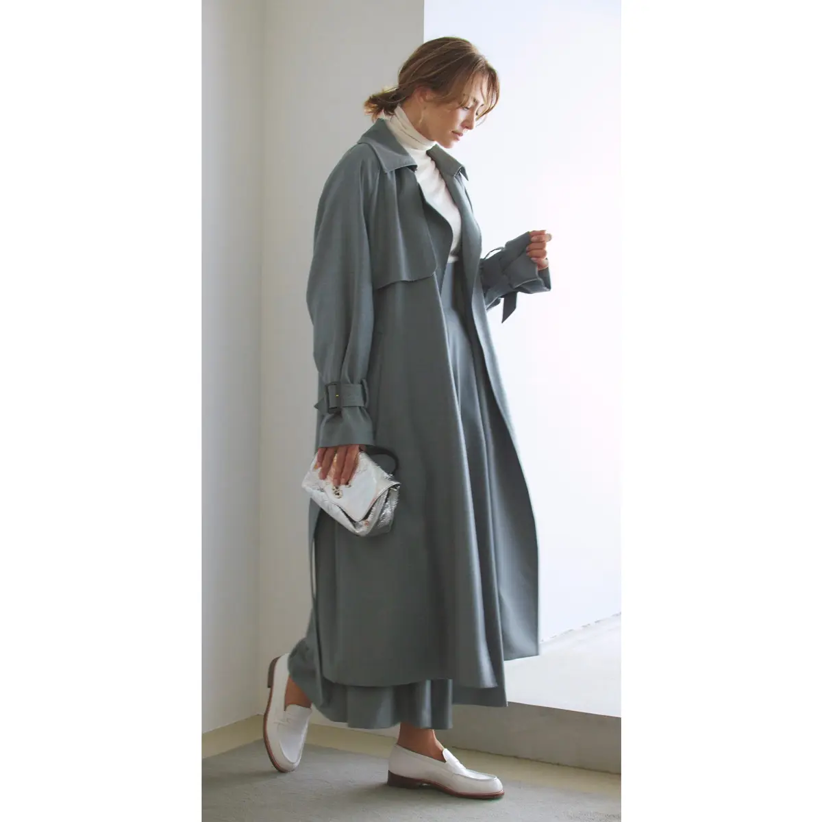白トップス×グレースカートにグレートレンチコートを羽織ったコーデ　モデル・RINA