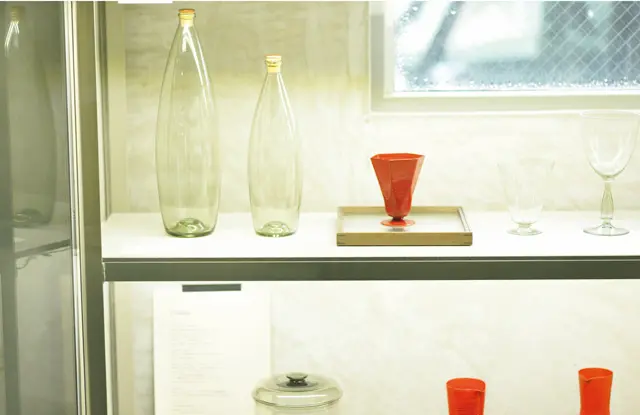 富山のガラス作家、ピーター・アイビーの作品を筆頭に「GALLERY」にも工芸ファン垂涎のアイテムがそろう