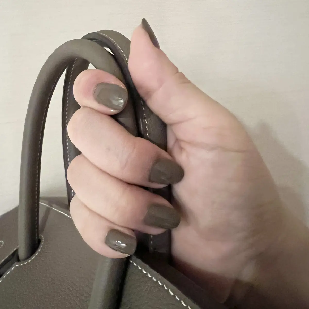 ネイルとバッグのコーディネート