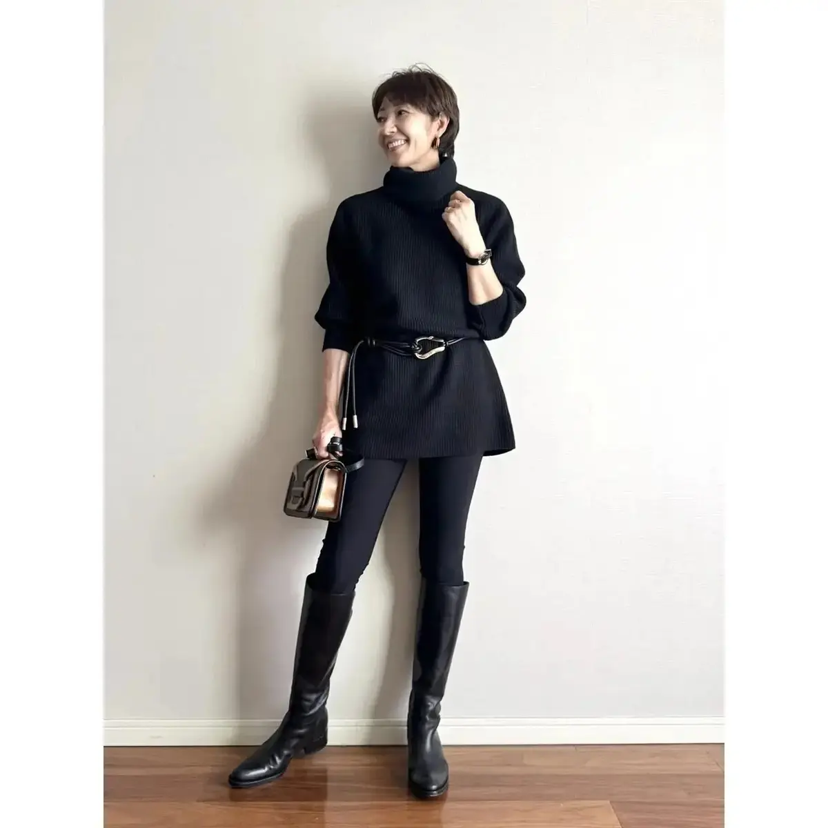 【50代のワンピースコーデ5選】秋のお出かけに動きやすく快適！すっきり見えも叶えてくれる一着