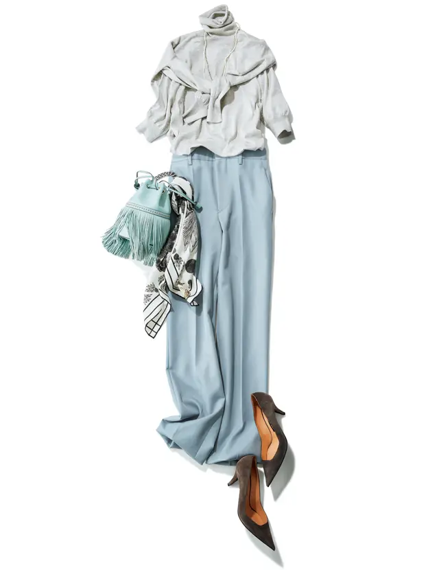 全身淡いグレーのツインニット×パンツコーデ