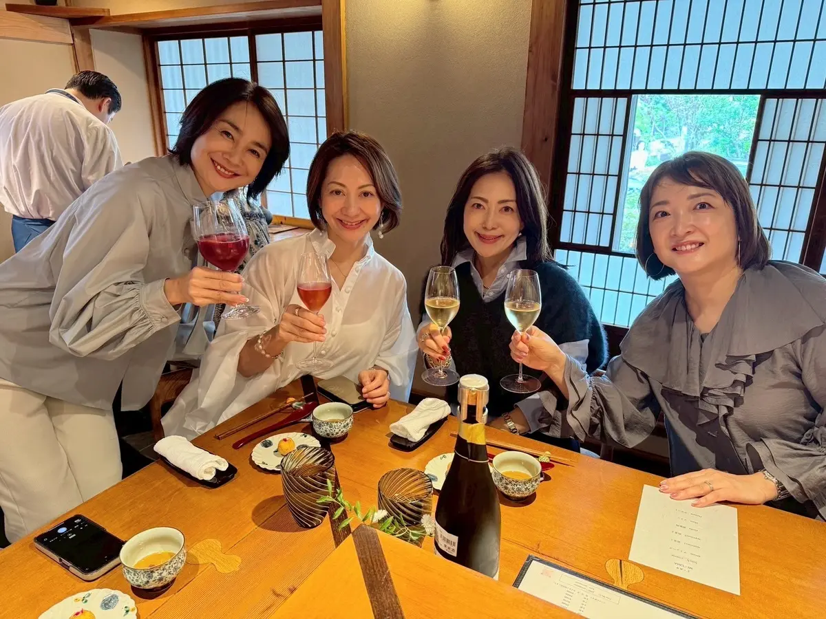 GUシャツをインしたネイビーコーデで鎌倉の画像_4