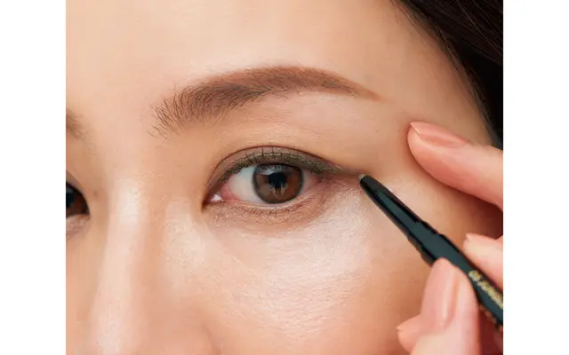 目じりは跳ね上げず、 平行にやや長く描く