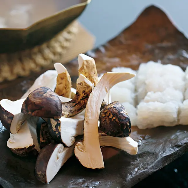 松茸と鱧をだしで味わう秋の鍋